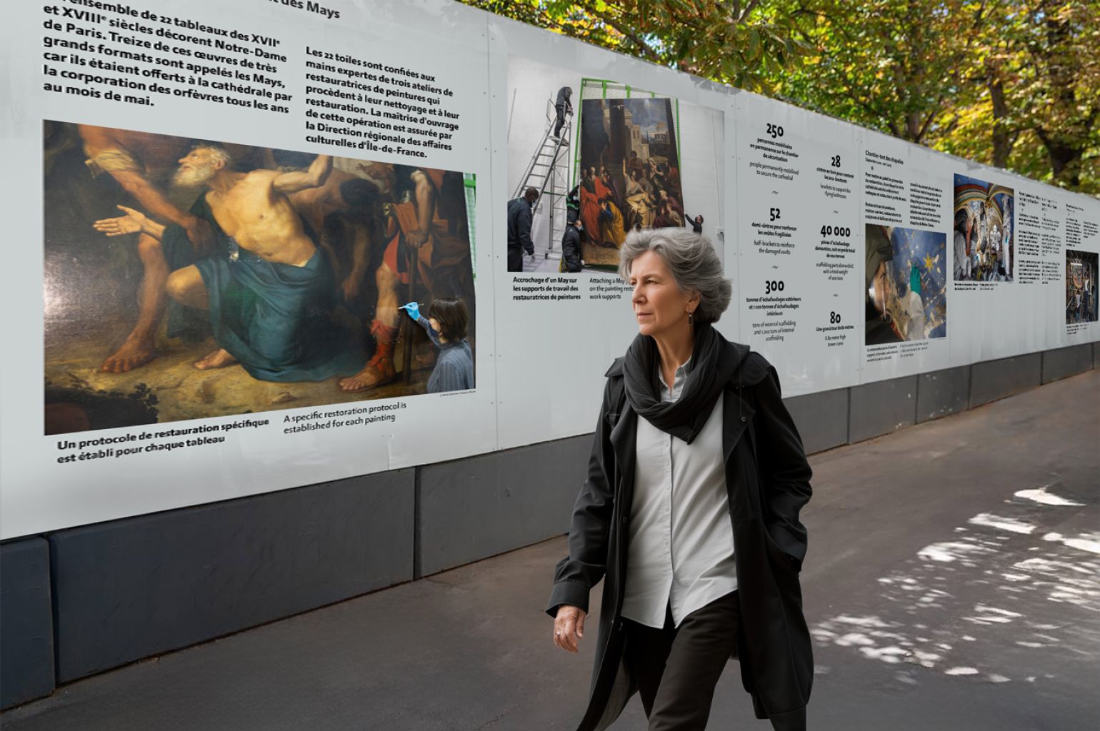 Passante regarde une exposition créée par l'Agence Oscar et Clémentine