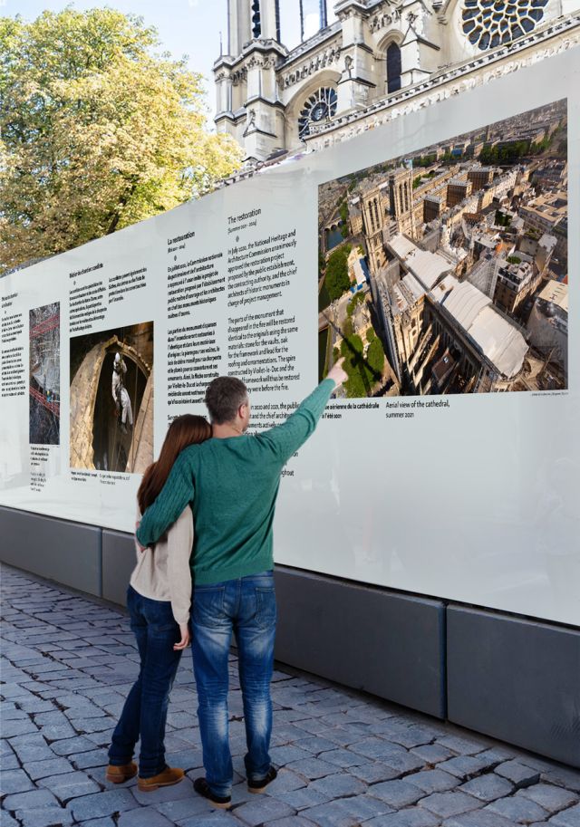 Passants regardent une exposition créée par l'Agence Oscar et Clémentine