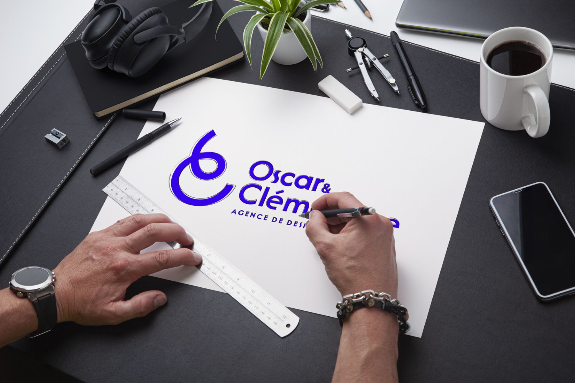 Mains dessinant le logo de l'Agence de design Oscar et Clémentine 